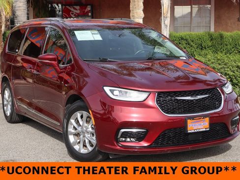 Used 2021 Chrysler Pacifica Touring-L w/ Uconnect Theater Family Group image 2