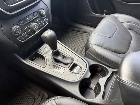 Used 2021 Jeep Cherokee Latitude Lux w/ Comfort/Convenience Group FWD image 34