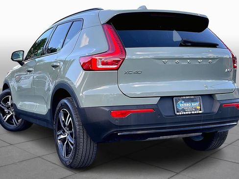 Used 2024 Volvo XC40 B5 Core image 11