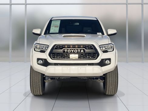 Used 2021 Toyota Tacoma TRD Sport w/ Technology Package image 9