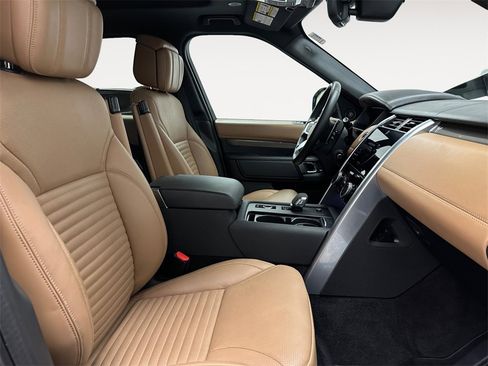 Used 2024 Land Rover Discovery Metropolitan Edition image 15