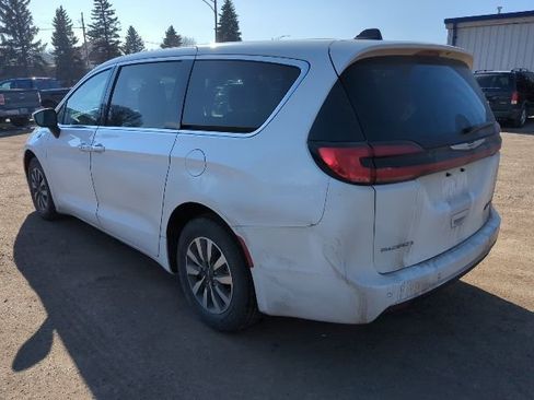 Used 2023 Chrysler Pacifica Touring-L image 10