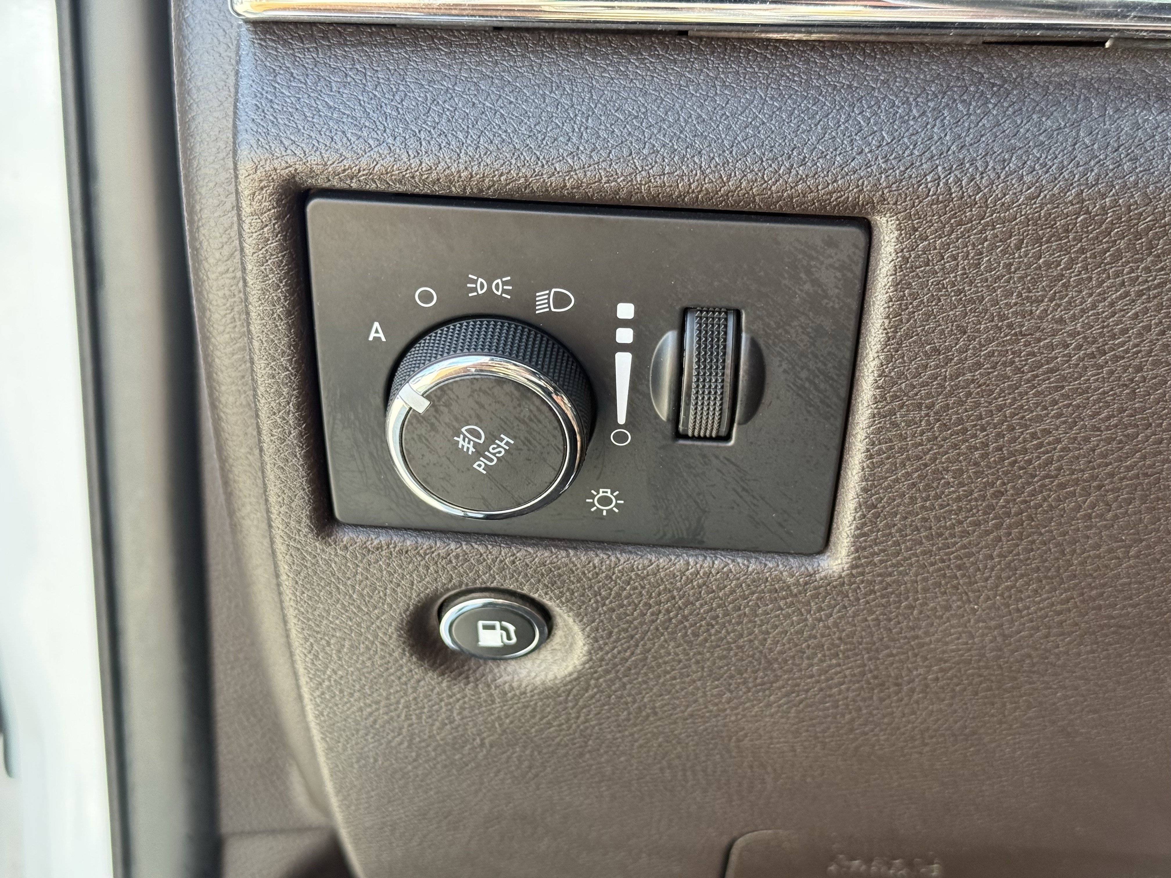 Used 2018 Jeep Grand Cherokee Overland RWD image 26