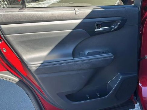 Certified 2024 Toyota Highlander XLE image 19