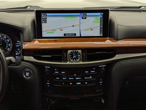 Used 2020 Lexus LX 570 4WD w/ Luxury Package image 28