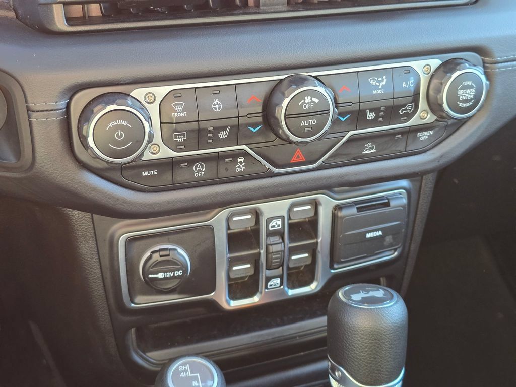 Used 2025 Jeep Wrangler Unlimited Sahara AWD/4WD image 25