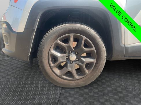 Used 2017 Jeep Renegade Latitude AWD/4WD image 14