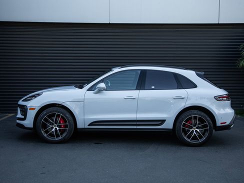 Certified 2022 Porsche Macan S image 2