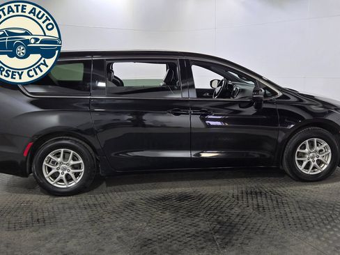 Used 2025 Chrysler Pacifica Select FWD image 8