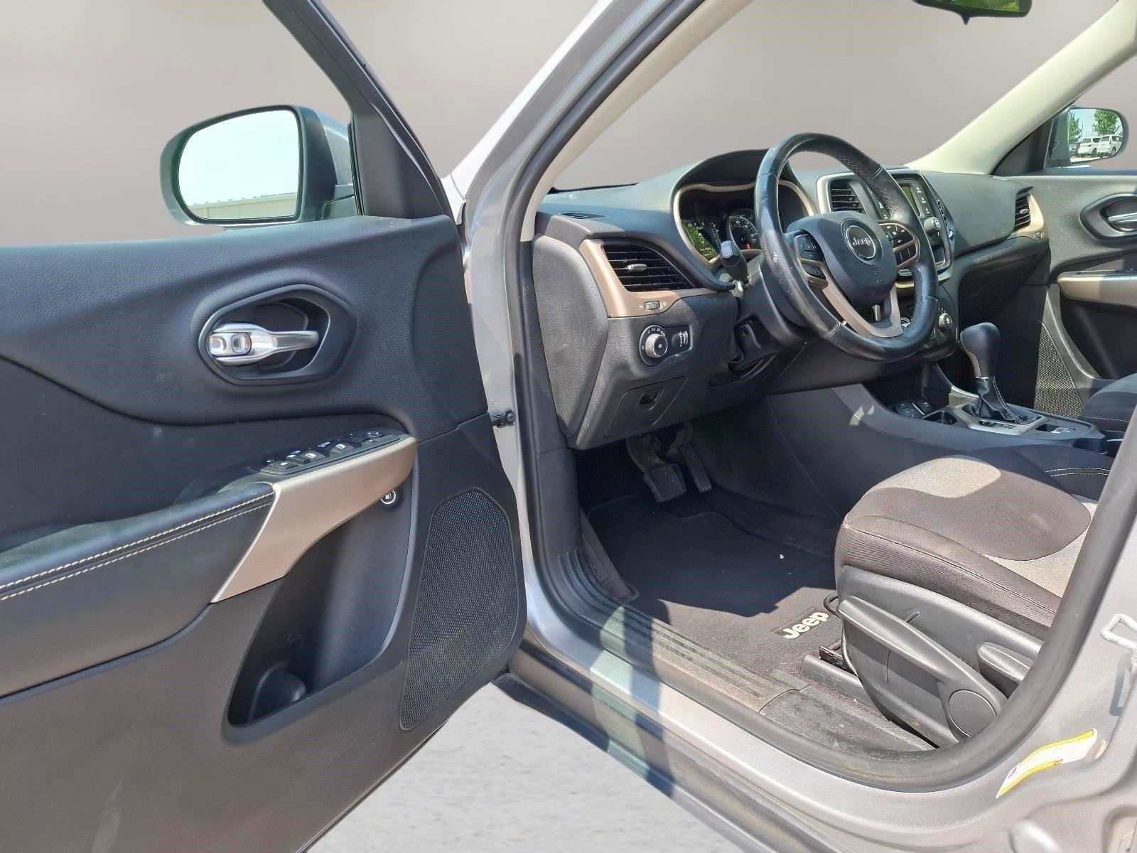 Used 2018 Jeep Cherokee Latitude w/ Altitude Package FWD image 16