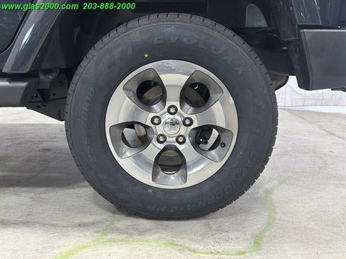 Used 2018 Jeep Wrangler Unlimited Sahara AWD/4WD image 16