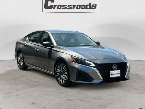 Used 2024 Nissan Altima 2.5 SV FWD image 7