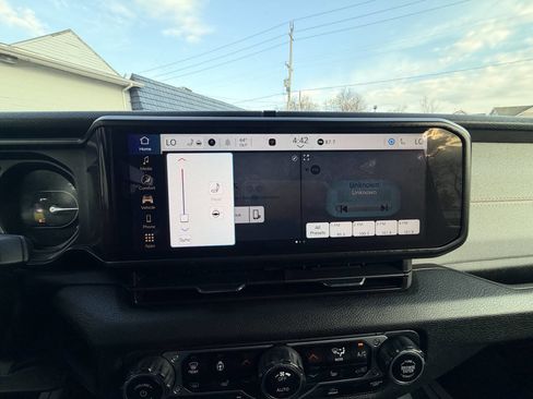 Used 2024 Jeep Wrangler Unlimited w/ Convenience Group image 55