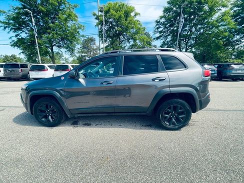 Used 2018 Jeep Cherokee Trailhawk w/ Cold Weather Group AWD/4WD image 2