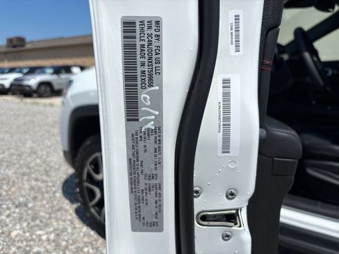 Used 2025 Jeep Compass Trailhawk AWD/4WD image 24