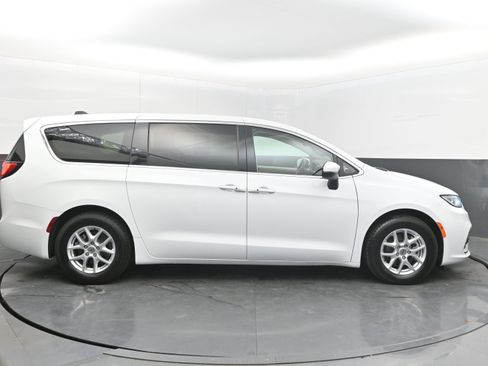 Used 2023 Chrysler Pacifica Touring-L FWD image 10
