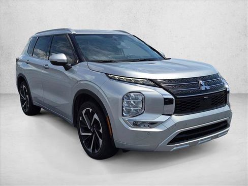 Used 2023 Mitsubishi Outlander SEL FWD image 3