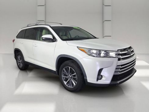Used 2019 Toyota Highlander XLE FWD image 2