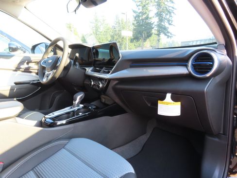 New 2025 Chevrolet Trax LT w/ Sunroof Package image 32