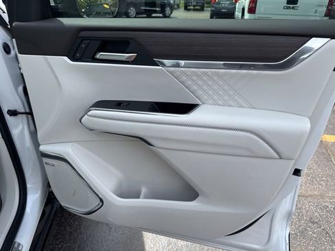 Used 2025 GMC Acadia Denali FWD image 28