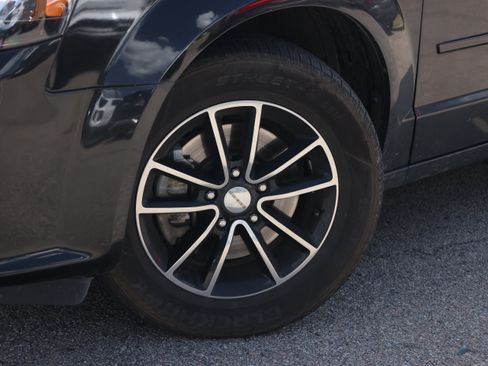 Used 2015 Dodge Grand Caravan SXT w/ Blacktop Package FWD image 2