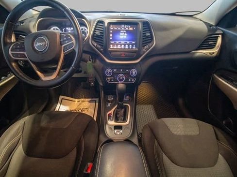 Used 2017 Jeep Cherokee Latitude w/ Cold Weather Group image 16