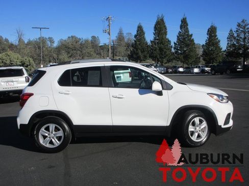 Used 2022 Chevrolet Trax LT w/ LT Convenience Package image 3