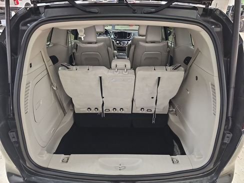 Used 2021 Chrysler Pacifica Touring-L image 23