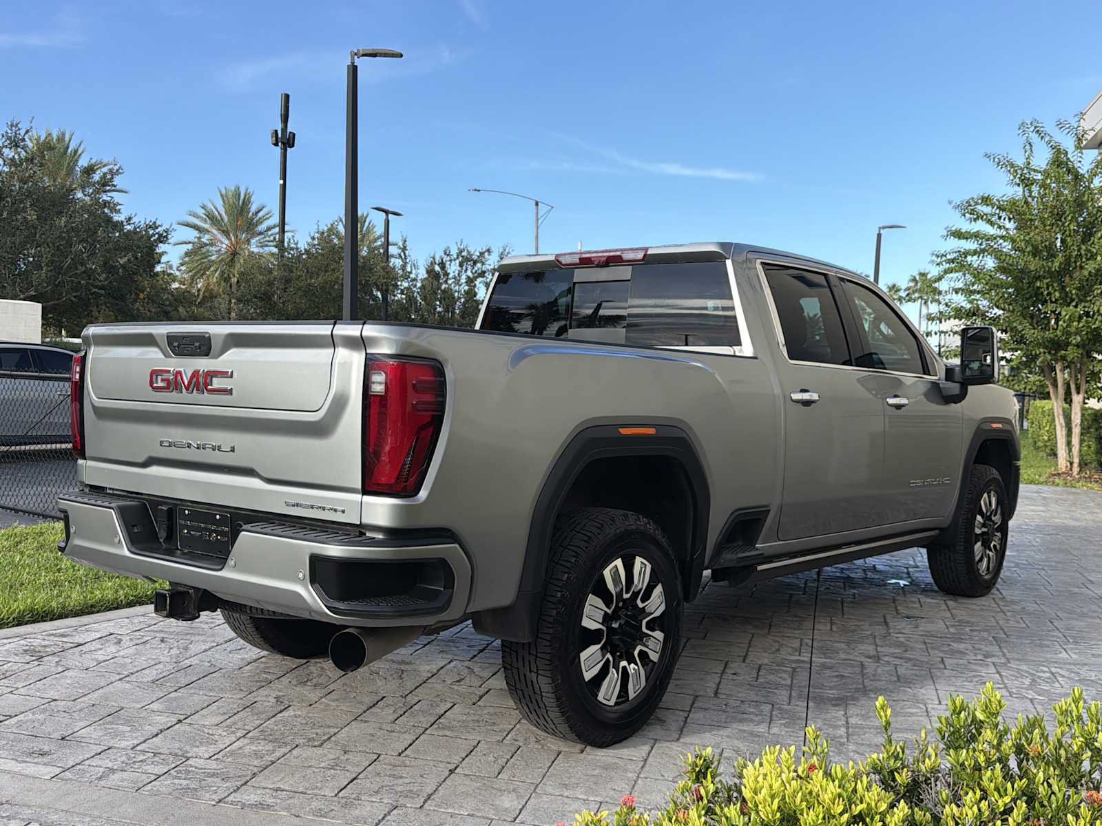 Used 2024 GMC Sierra 2500 Denali w/ Denali Reserve Package AWD/4WD image 3