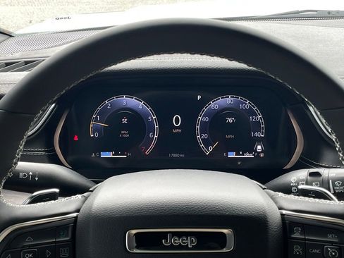 Used 2025 Jeep Grand Cherokee L Limited AWD/4WD image 15