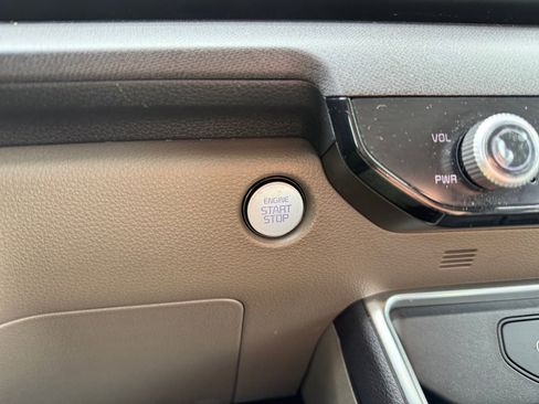 Used 2025 Kia Carnival EX FWD image 24