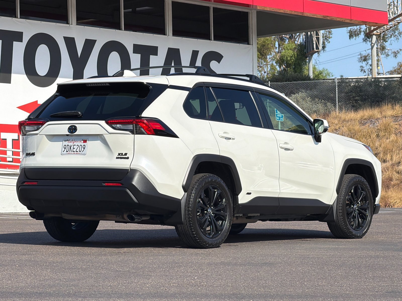 Used 2022 Toyota RAV4 XLE Premium AWD/4WD image 5