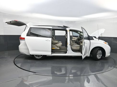 Used 2013 Toyota Sienna XLE FWD image 32