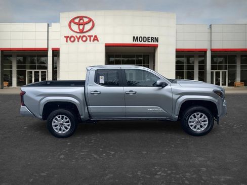 Certified 2025 Toyota Tacoma SR5 AWD/4WD image 4