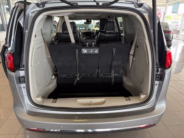 Used 2018 Chrysler Pacifica Limited w/ Advanced Safetytec Group FWD image 24