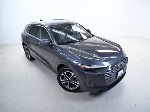 Used 2025 Audi Q5 Premium w/ Convenience Package AWD/4WD image 4
