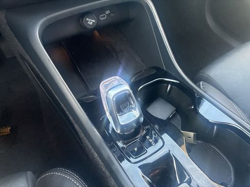 Used 2025 Volvo XC40 B5 Plus image 8