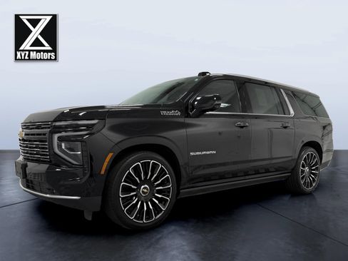 Used 2025 Chevrolet Suburban High Country image 3