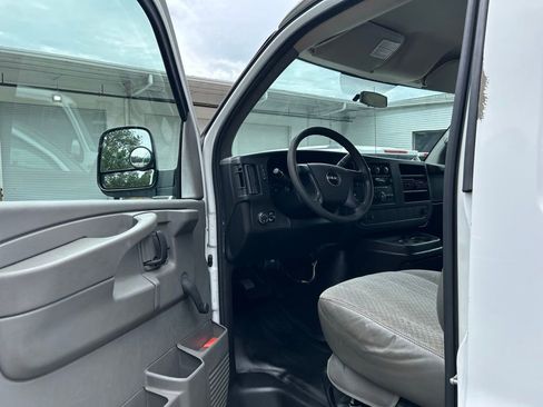 Used 2011 GMC Savana 2500 RWD image 9