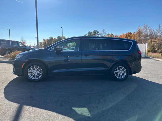 Used 2024 Chrysler Pacifica Touring-L FWD image 2