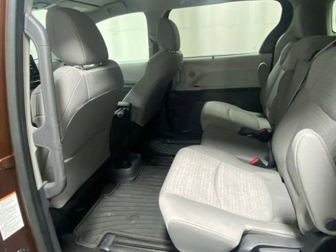 Used 2022 Toyota Sienna LE AWD/4WD image 11