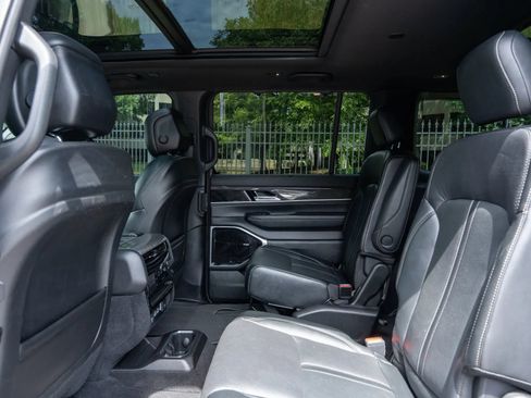 Used 2022 Jeep Wagoneer Series III w/ Premium Group I RWD image 15