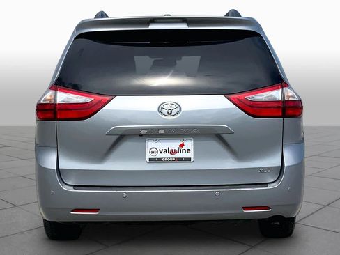 Used 2016 Toyota Sienna XLE Premium FWD image 5