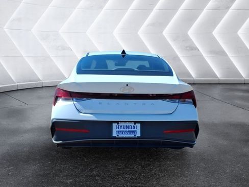 Used 2024 Hyundai Elantra SE image 4