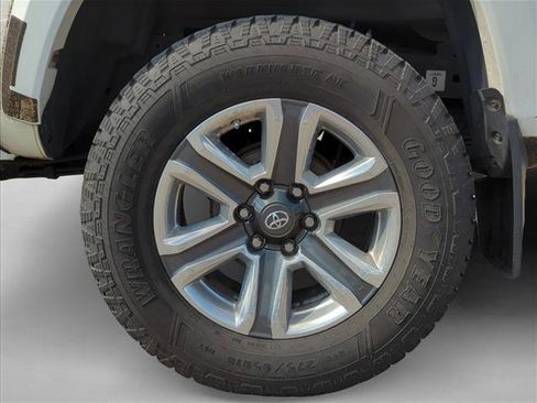 Used 2017 Toyota Tacoma Limited image 5