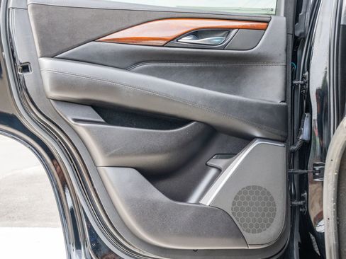 Used 2018 Cadillac Escalade Luxury image 19