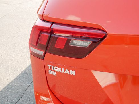 Used 2018 Volkswagen Tiguan SE w/ Panoramic Sunroof Package AWD/4WD image 17