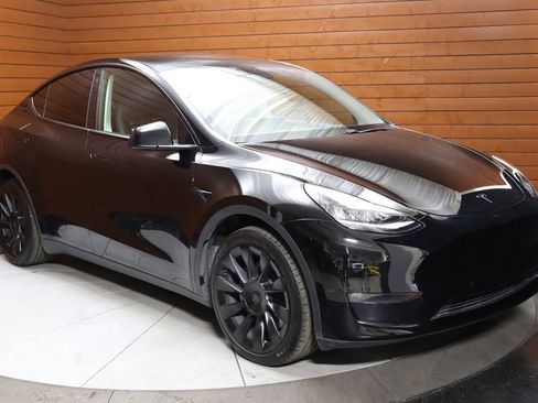 Used 2021 Tesla Model Y Long Range image 17