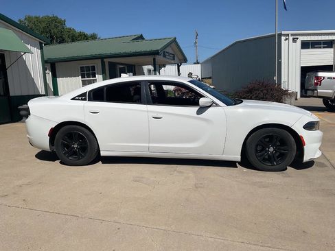 Used 2016 Dodge Charger SXT RWD image 2