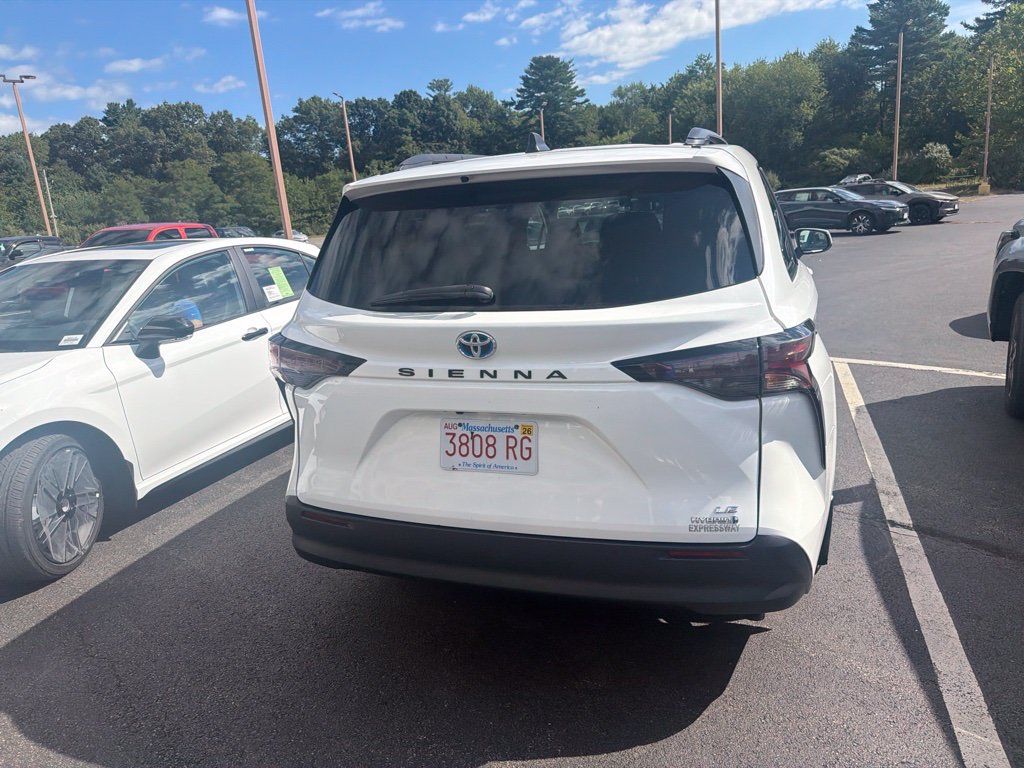 Used 2023 Toyota Sienna LE FWD image 12